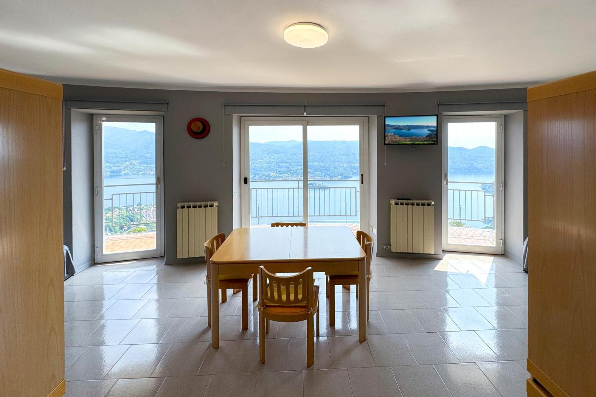 Appartamento Alberti Con Vista Lago Madonna Del Sasso Bagian luar foto